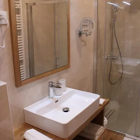 Πανσιόν G House 4*